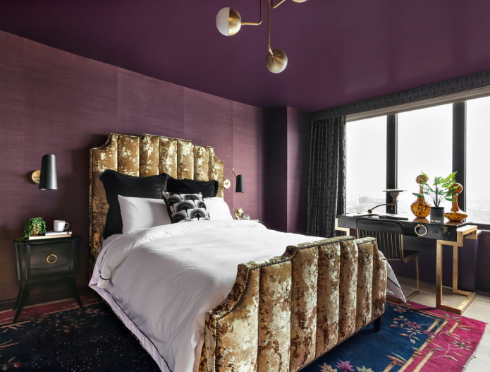 meubels in het interieur van een paarse slaapkamer