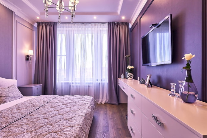 meubels in het interieur van een lila slaapkamer