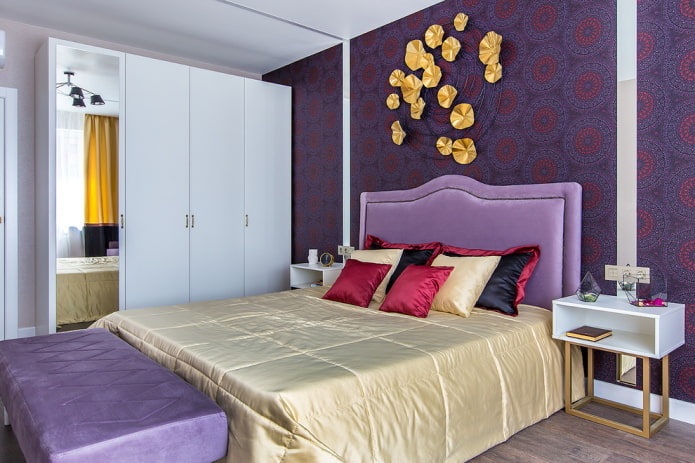 meubels in het interieur van een lila slaapkamer