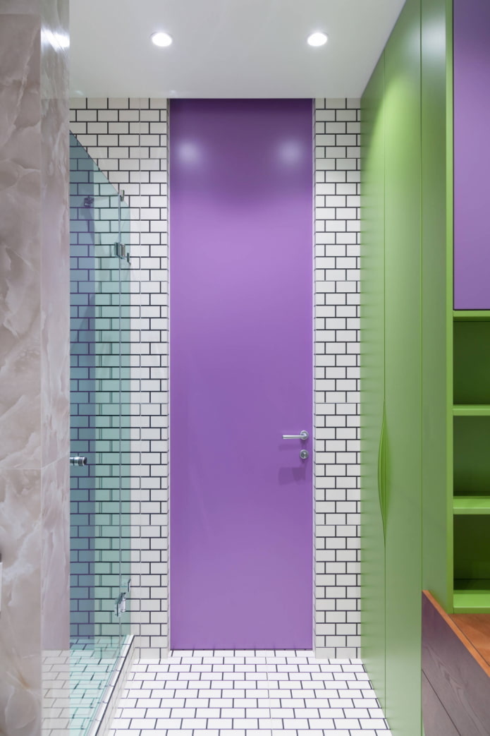 Paars-groene badkamer