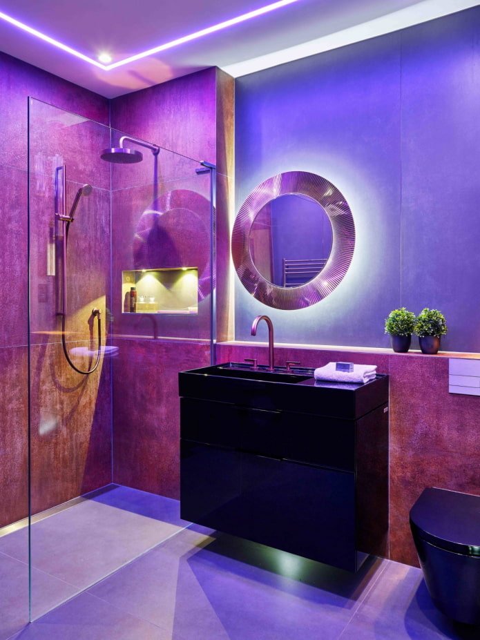 Zwart-paarse badkamer met verlichting