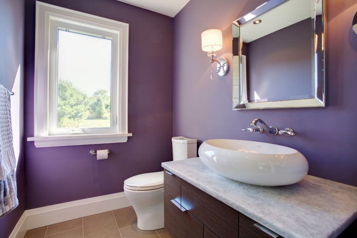 lavendelkleurige badkamer met ovale wastafel
