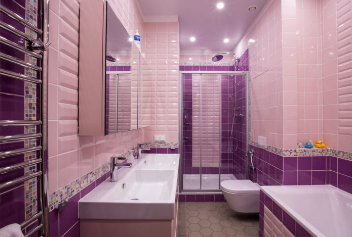 Roze en paarse badkamer