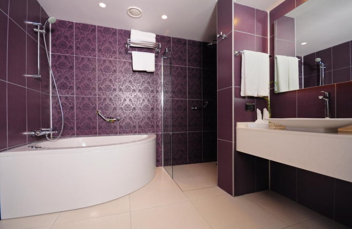 donkerpaarse badkamer