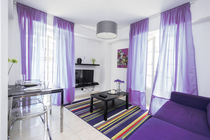 paarse tule in een moderne woonkamer