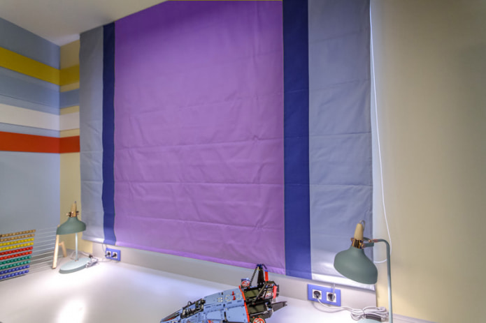 Violette en blauwe vouwgordijnen