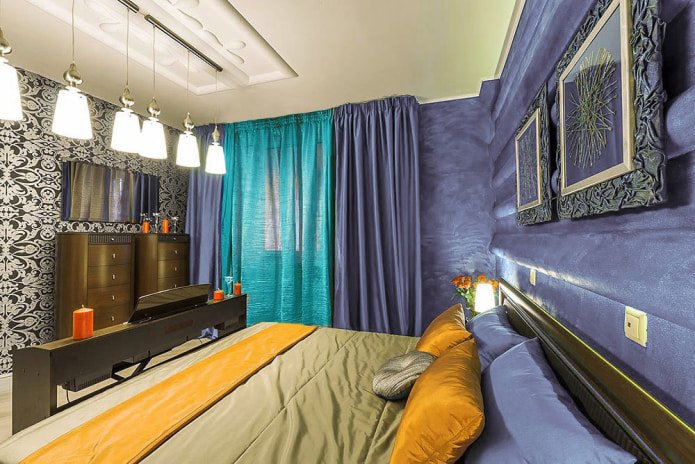Violette en turquoise gordijnen in de slaapkamer