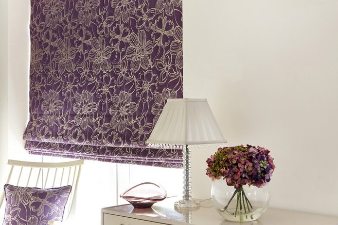 Romeinse jaloezie met bloemen