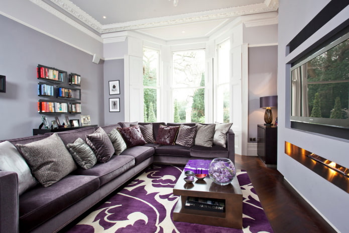 moderne woonkamer met een paarse bank