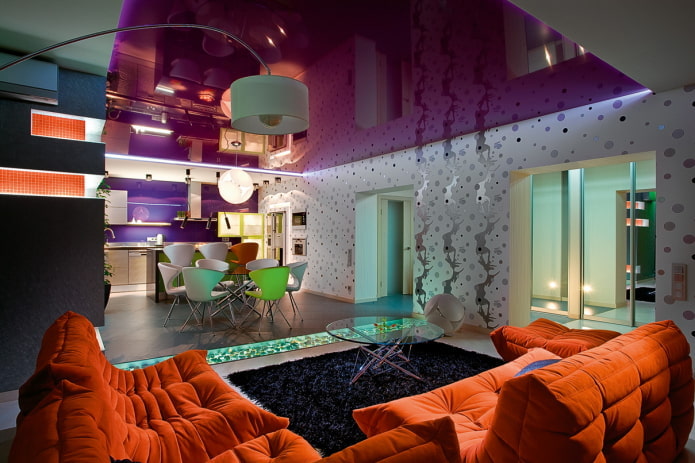 paars spanplafond in het interieur