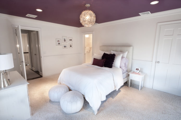 paars plafond met witte muren