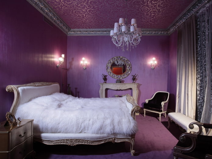 paars plafond met patronen in de slaapkamer