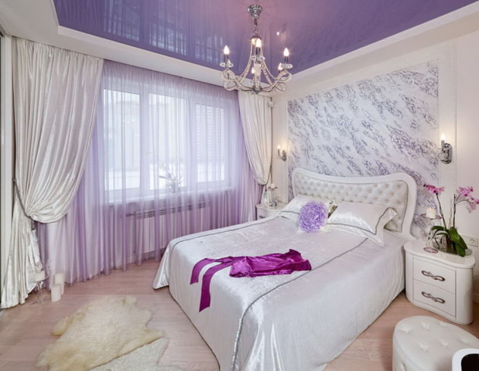 paars en wit plafond in de slaapkamer