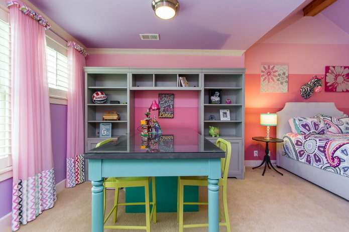 paars plafond met roze muren