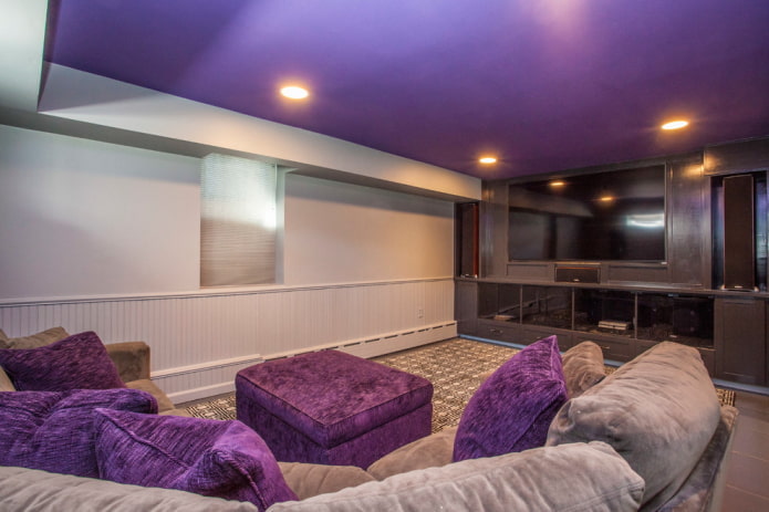 paars plafond met beige muren