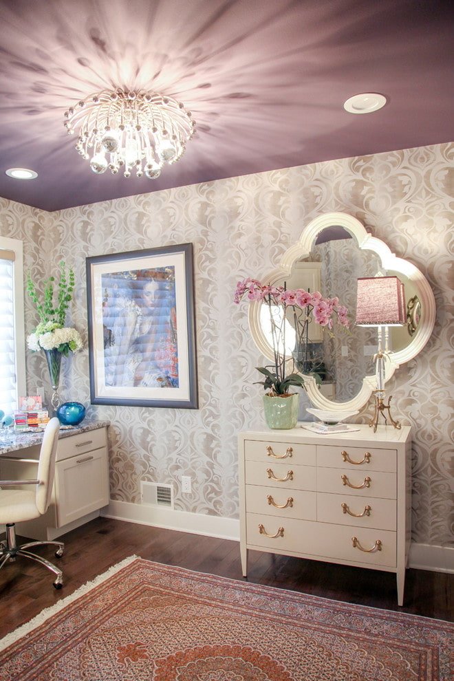 paars plafond in het interieur
