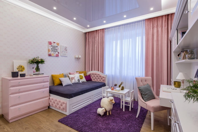 paars plafond in de kinderkamer