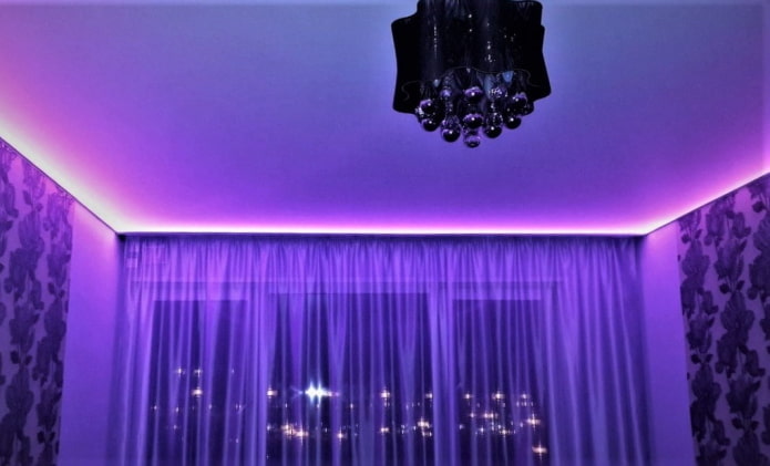 paars plafond met achtergrondverlichting