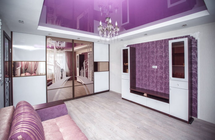 paars plafond met twee niveaus in het interieur