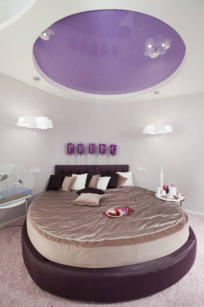 paars spanplafond in het interieur