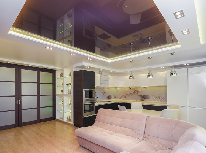 paars plafond in de woonkamer