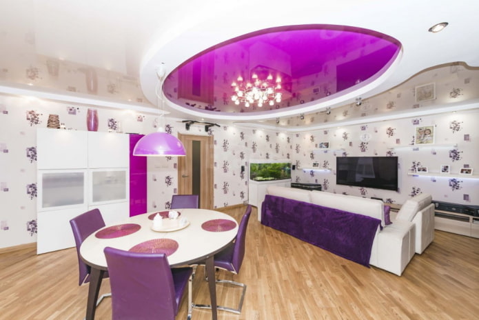 paars plafond in de woonkamer