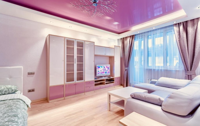 paars plafond in de woonkamer