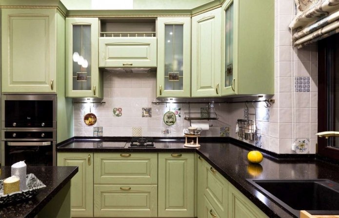 groene keuken met een zwart aanrechtblad