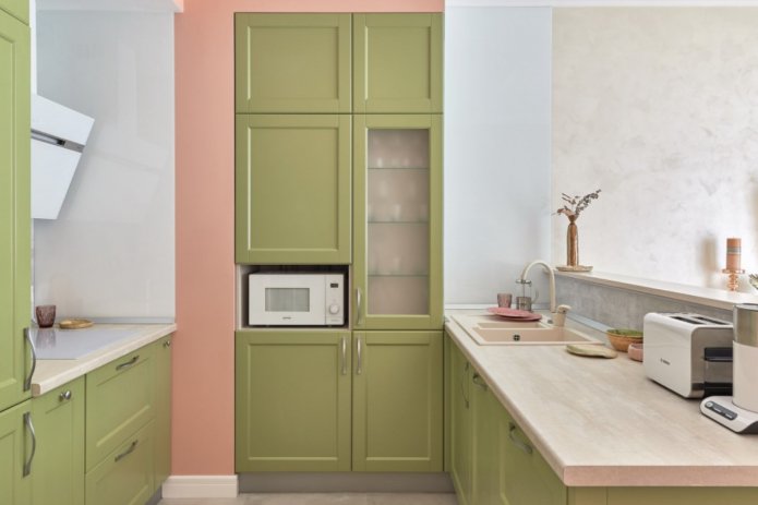 roze in het keukeninterieur