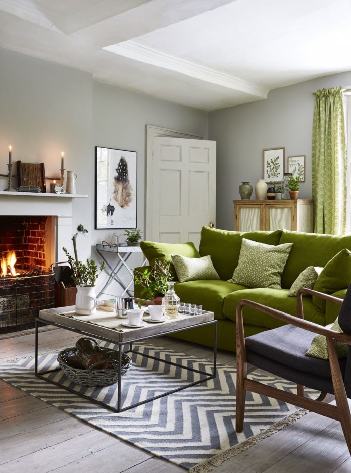 woonkamer met een groene bank