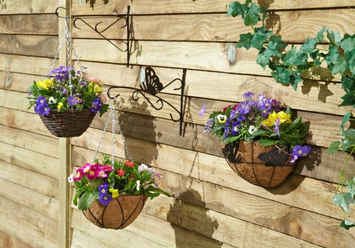 Hangende bloempotten in de tuin