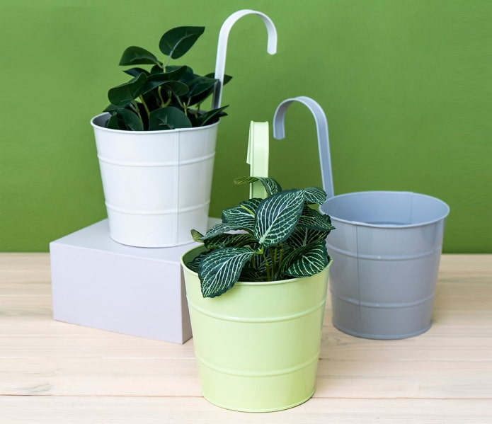Metalen bloempot