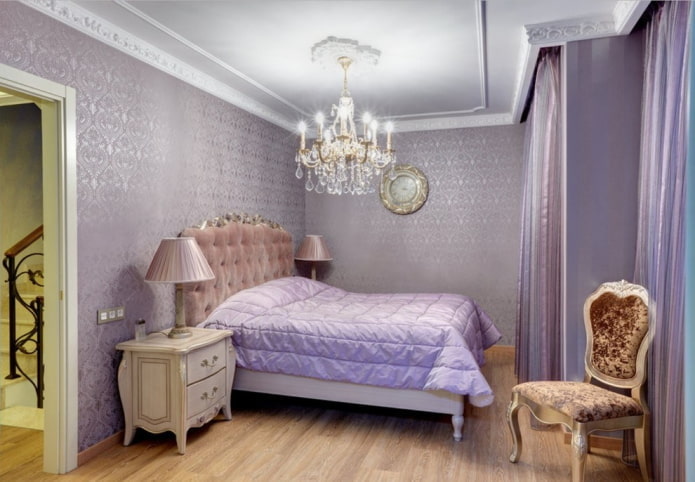 paars behang in de slaapkamer