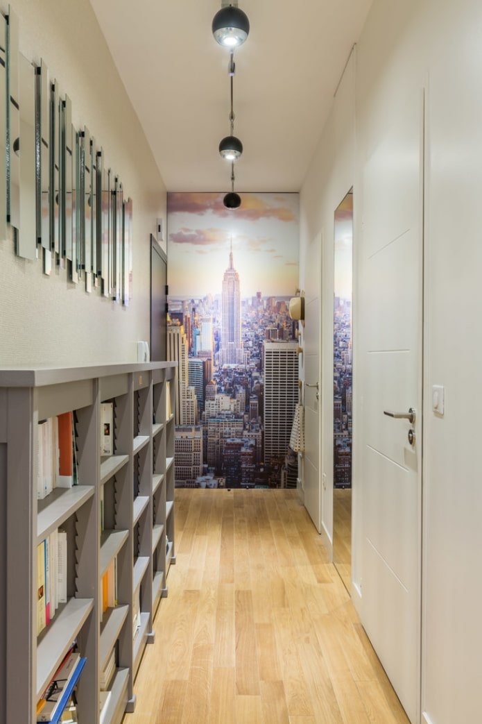 behang met een stadspatroon in de gang