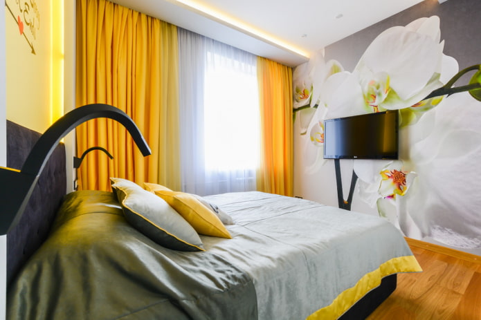 orchidee?n op de muur in de slaapkamer
