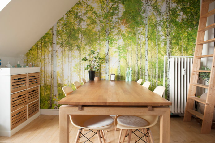 De muren in de eetkamer zijn bedekt met fotobehang met bomen (berken)