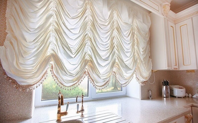 Franse gordijnen in het keukeninterieur