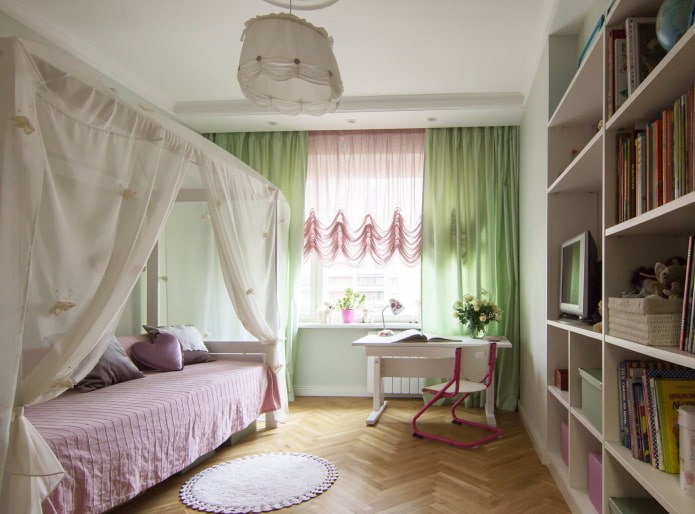 Franse gordijnen in het interieur van een kinderkamer