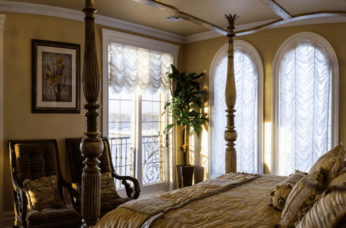 luifelgordijnen in het interieur van de slaapkamer
