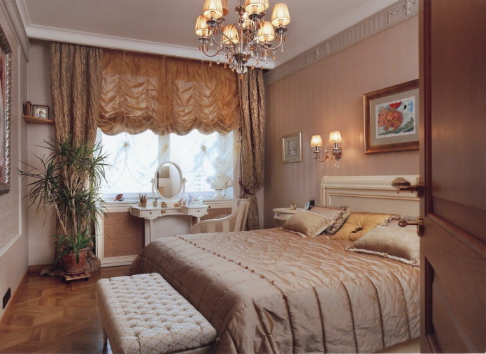 luifelgordijnen in het interieur van de slaapkamer