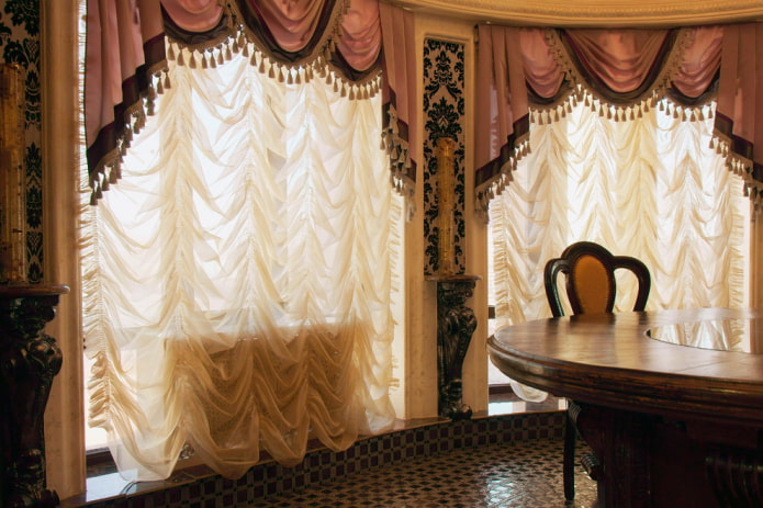 lange gordijnen in het interieur