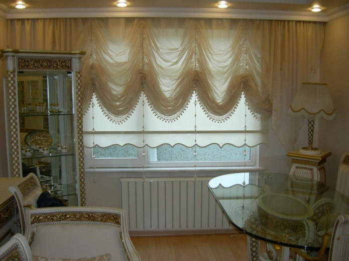 beige Franse gordijnen in het interieur