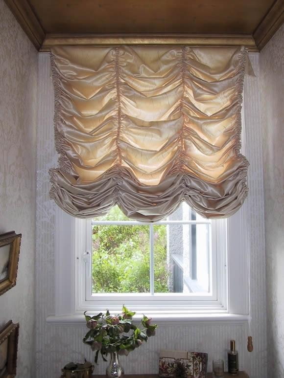 beige zonneschermen in het interieur