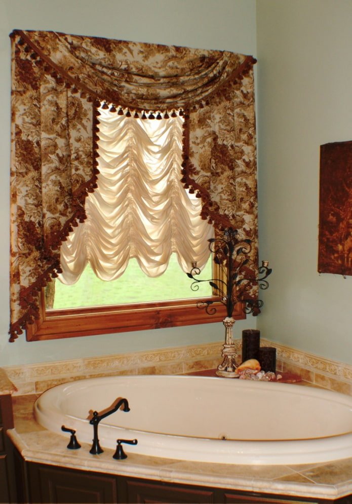 beige zonneschermen in het interieur