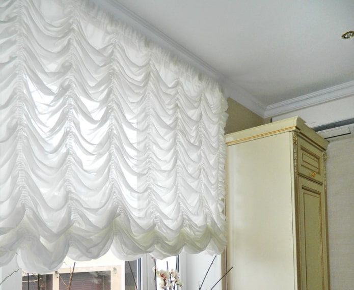 witte luifelgordijnen in het interieur
