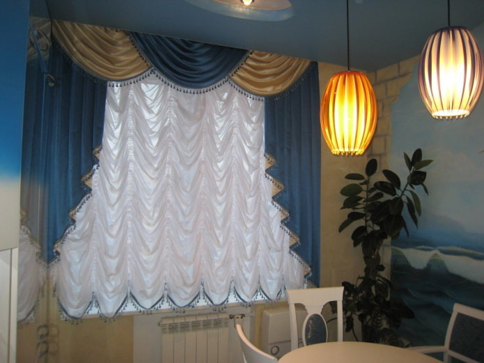 Franse gordijnen in het keukeninterieur