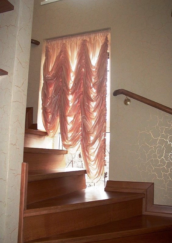 roze gordijnen voor luifels in het interieur