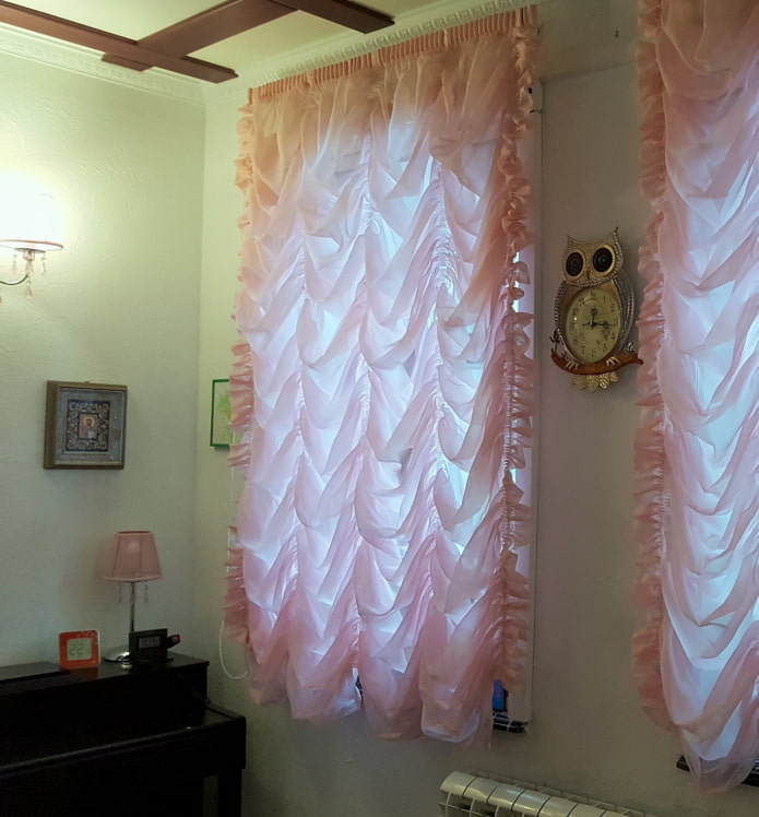 roze gordijnen voor luifels in het interieur
