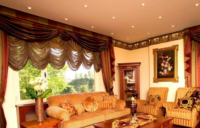 luifelgordijnen in het interieur van de woonkamer