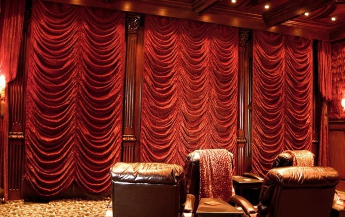 Rode luifelgordijnen in het interieur